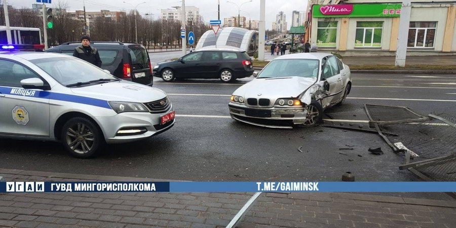 В Минске нетрезвый водитель BMW врезался в бордюр, ограждение и Ford