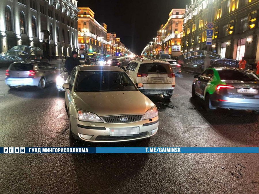 На проспекте Независимости в Минске столкнулись Peugeot и Ford