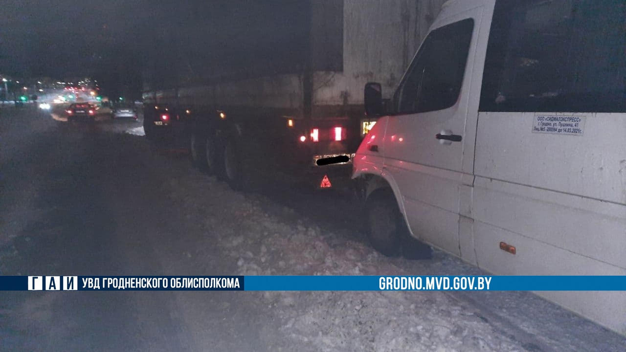 Маршрутка врезалась в грузовик в Гродно