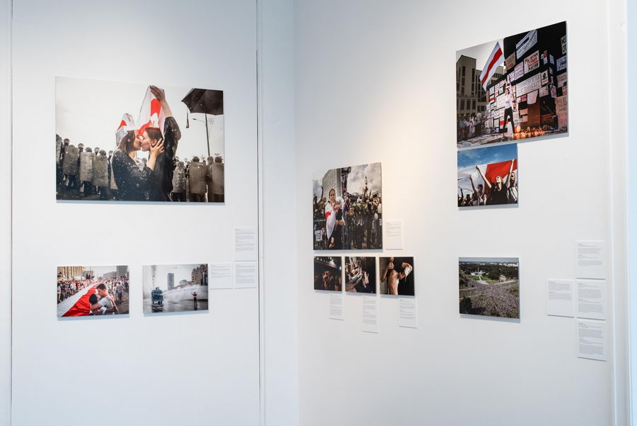 В варшавской галерее открылась фотовыставка "Беларусь: Марш Свободы"