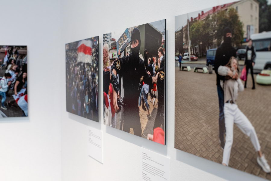 В варшавской галерее открылась фотовыставка "Беларусь: Марш Свободы"
