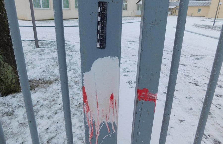 Могилевчанина задержали за красно-белые полосы на заборе и павильоне «Ритуальные услуги»