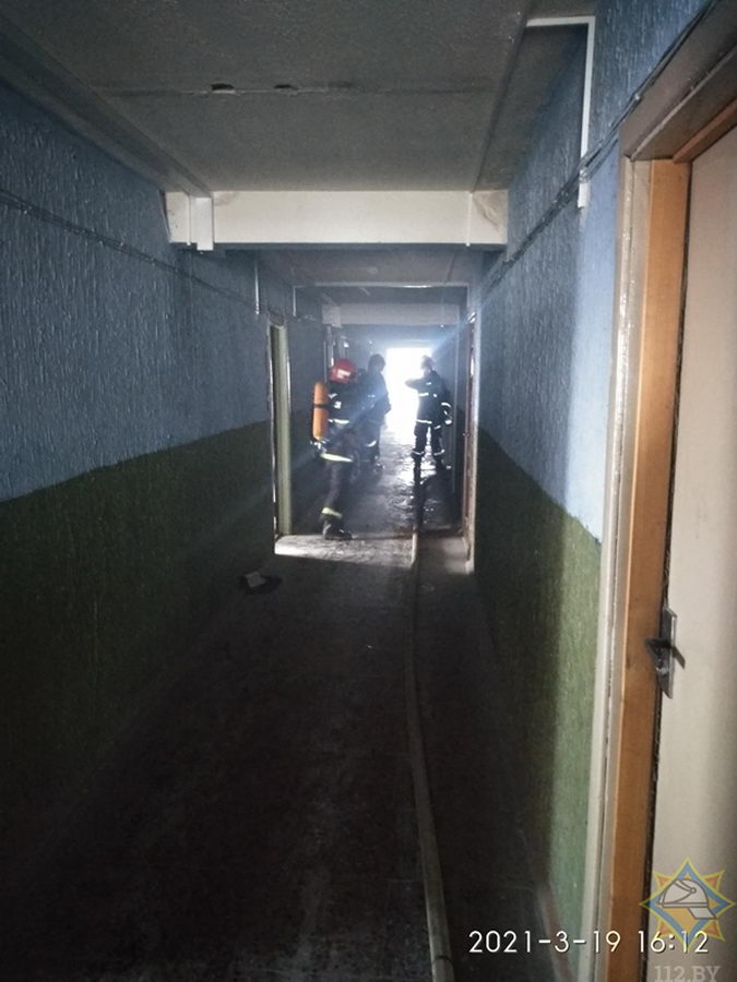 На пожаре в витебском общежитии погибла женщина. 10 человек спасли