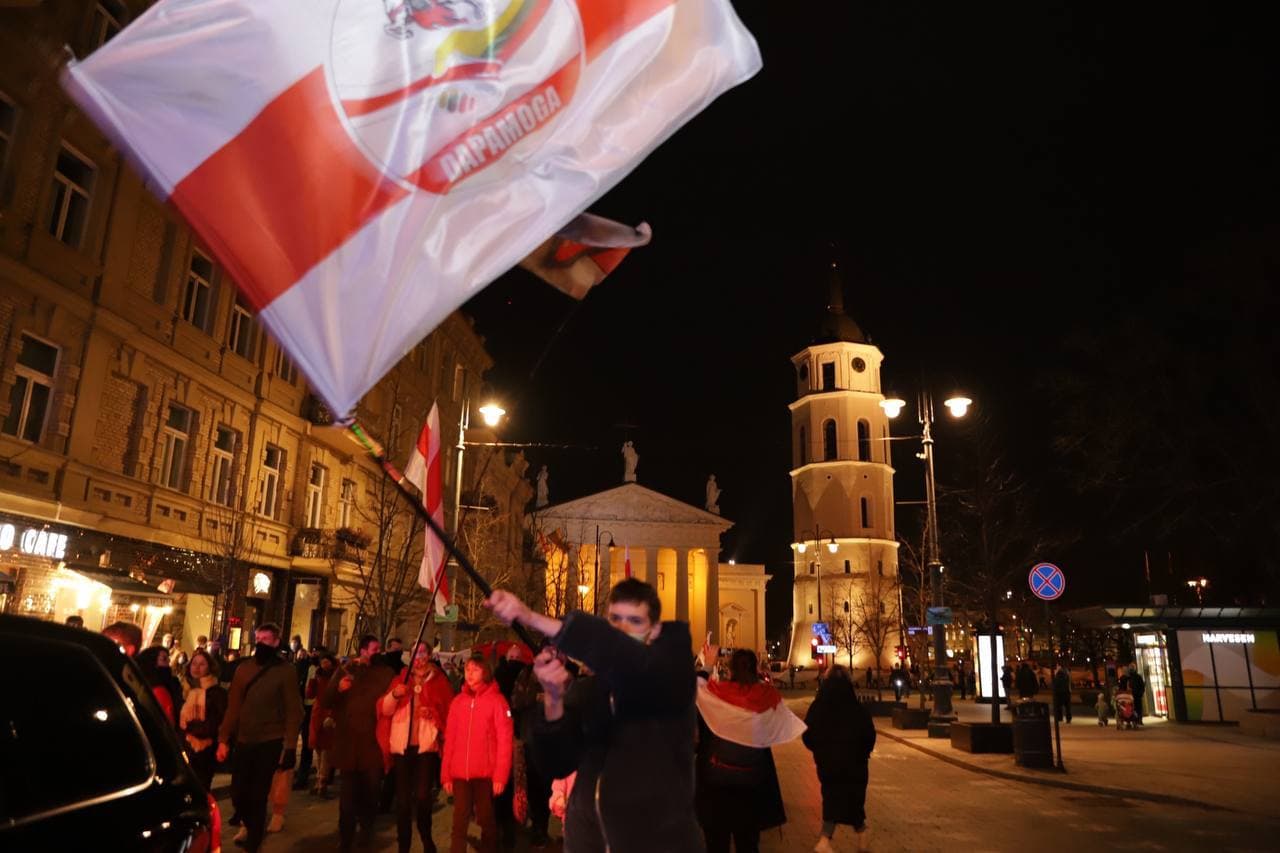 По улицам Вильнюса пронесли огромный бело-красно-белый флаг