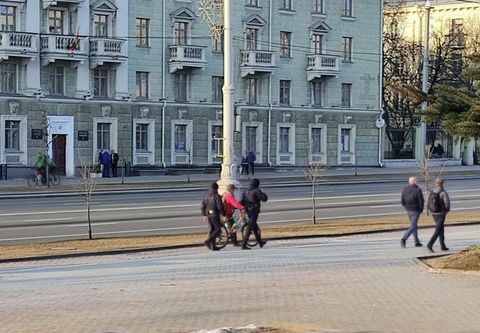 БЧБ-носки, БЧБ-шапка, наклейка на велосипеде, фото автозака: за что давали сутки задержанным 25 марта