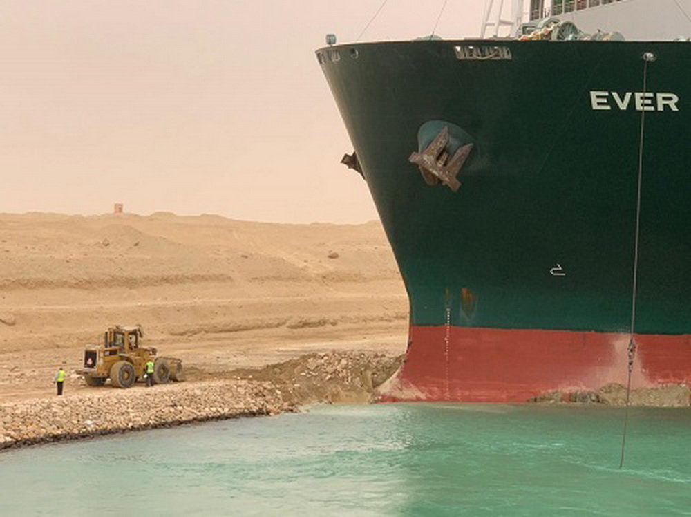 В Египте пытаются снять с мели контейнеровоз, заблокировавший Суэцкий канал