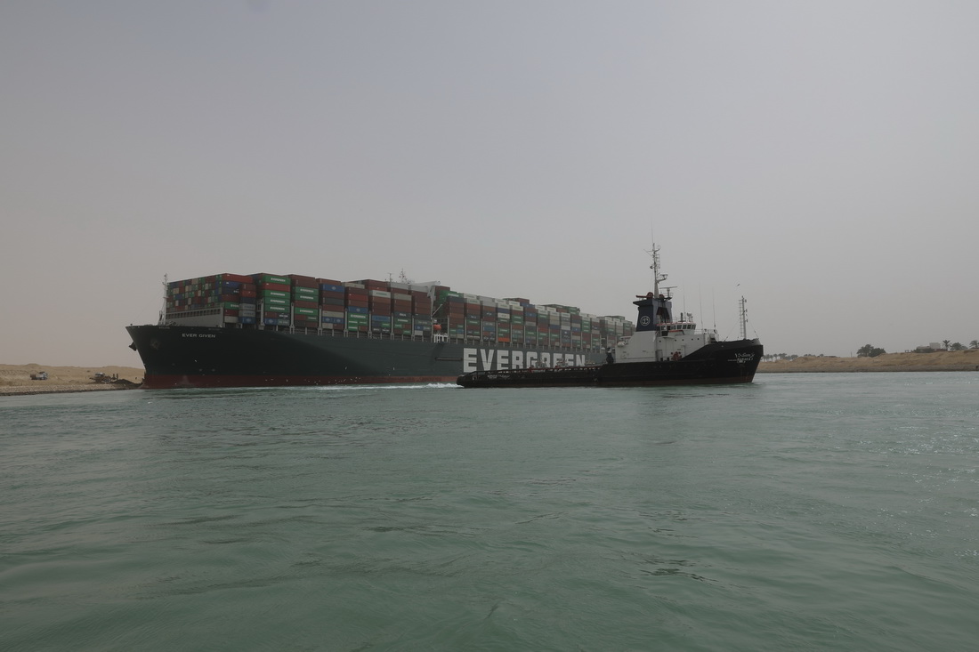 В Суэцком канале приостановлена навигация из-за застрявшего контейнеровоза