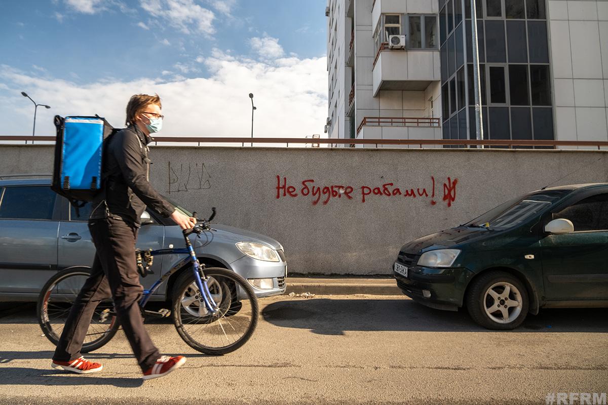 «В Минске была студенческая жизнь, а теперь доставляю еду». Как работают беларусы, бежавшие в Киев от репрессий