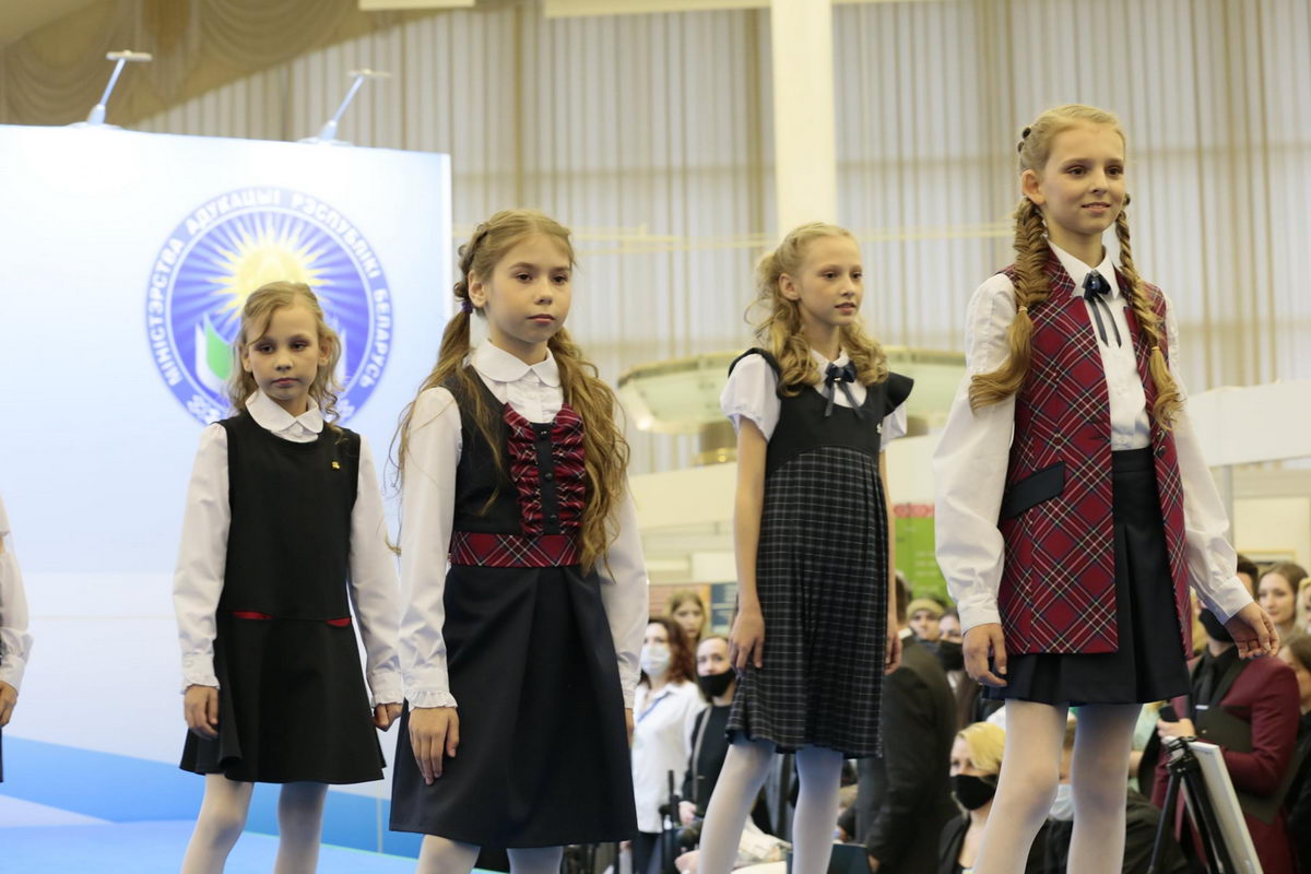 "Беллегпром" представил коллекции одежды для учащихся и педагогов