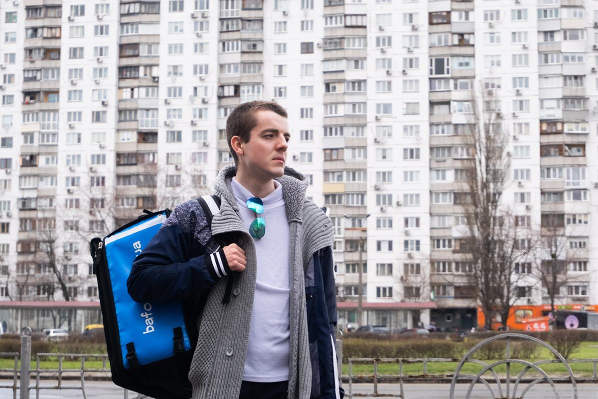 «В Минске была студенческая жизнь, а теперь доставляю еду». Как работают беларусы, бежавшие в Киев от репрессий