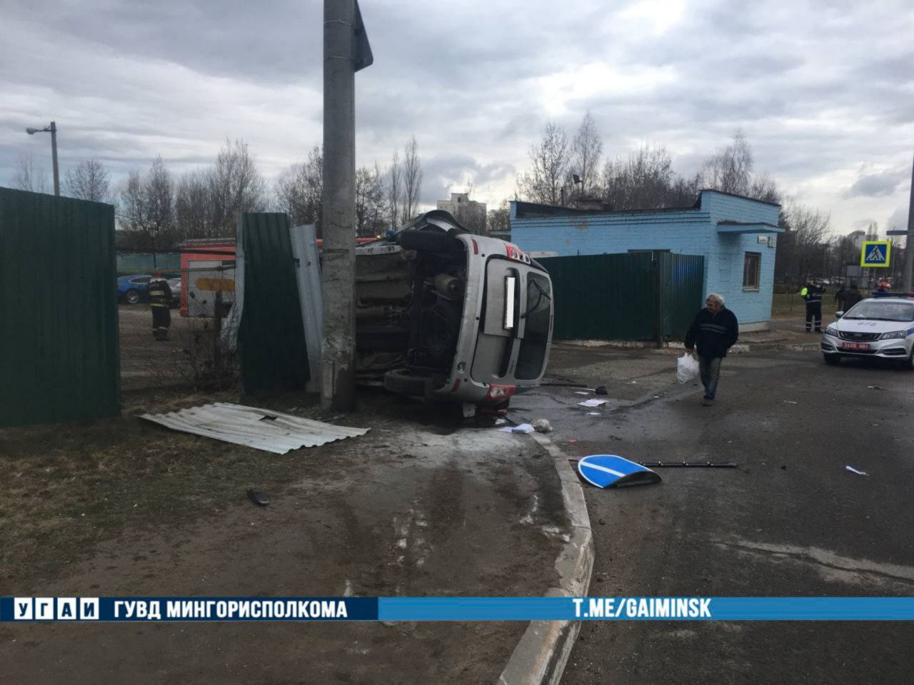 Водитель "Лады" в Минске протаранил столб и забор