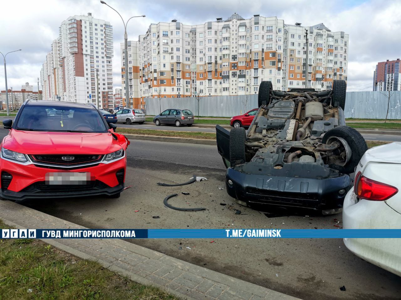 Toyota опрокинулась, налетев на Geely в Минске