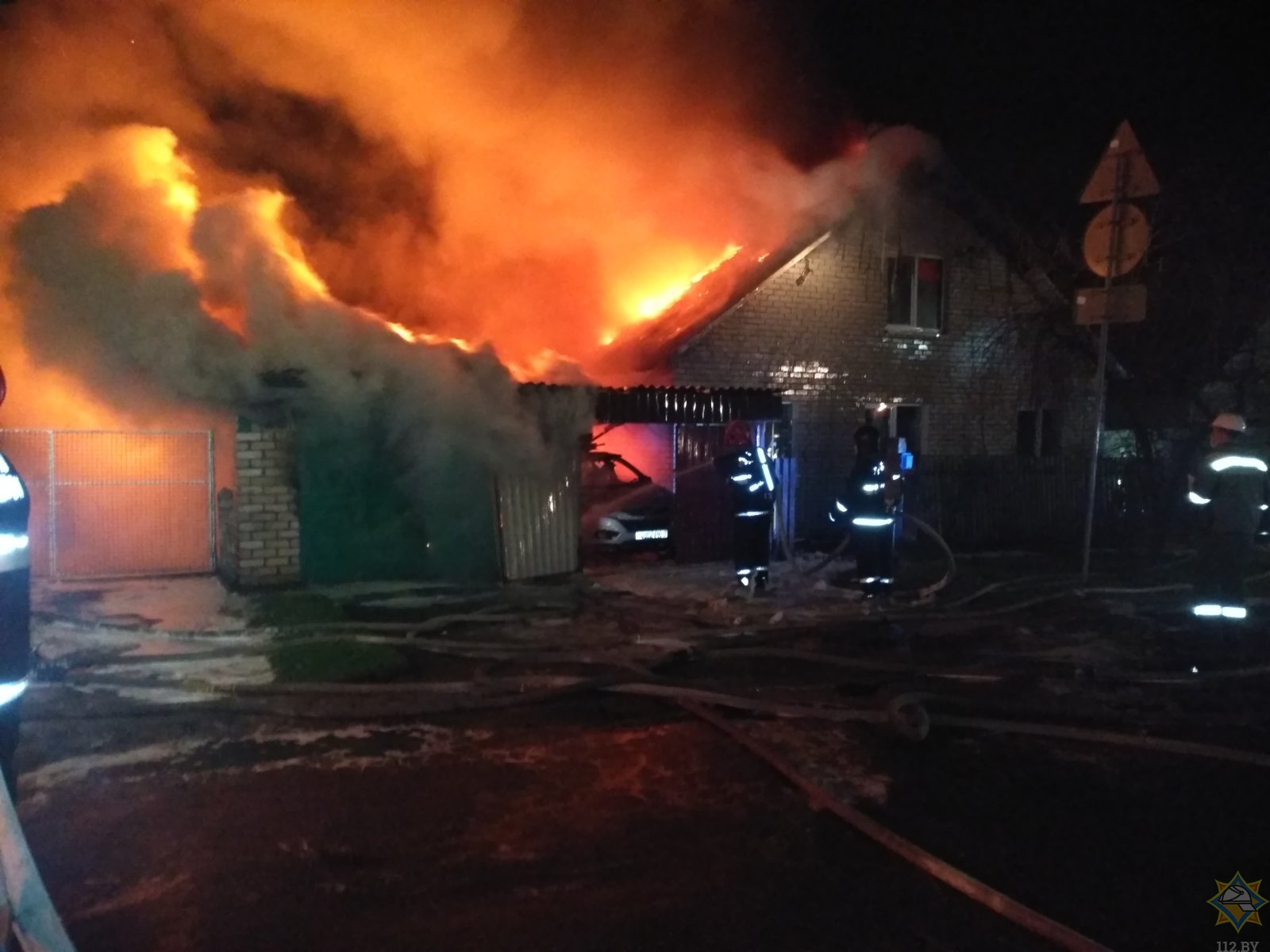 Большой пожар частного дома в Минске ликвидировали почти час