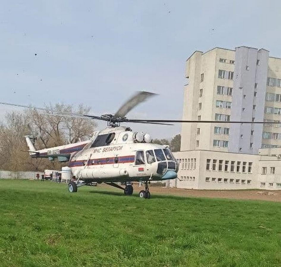 Мальчика, который спас на пожаре младшего брата, доставили вертолетом из Мяделя в Минск