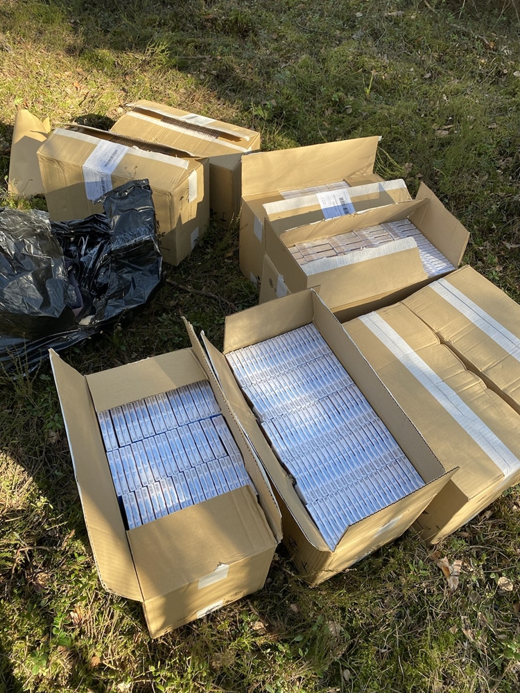Литовские пограничники нашли в лесу 6 тысяч пачек беларусских сигарет
