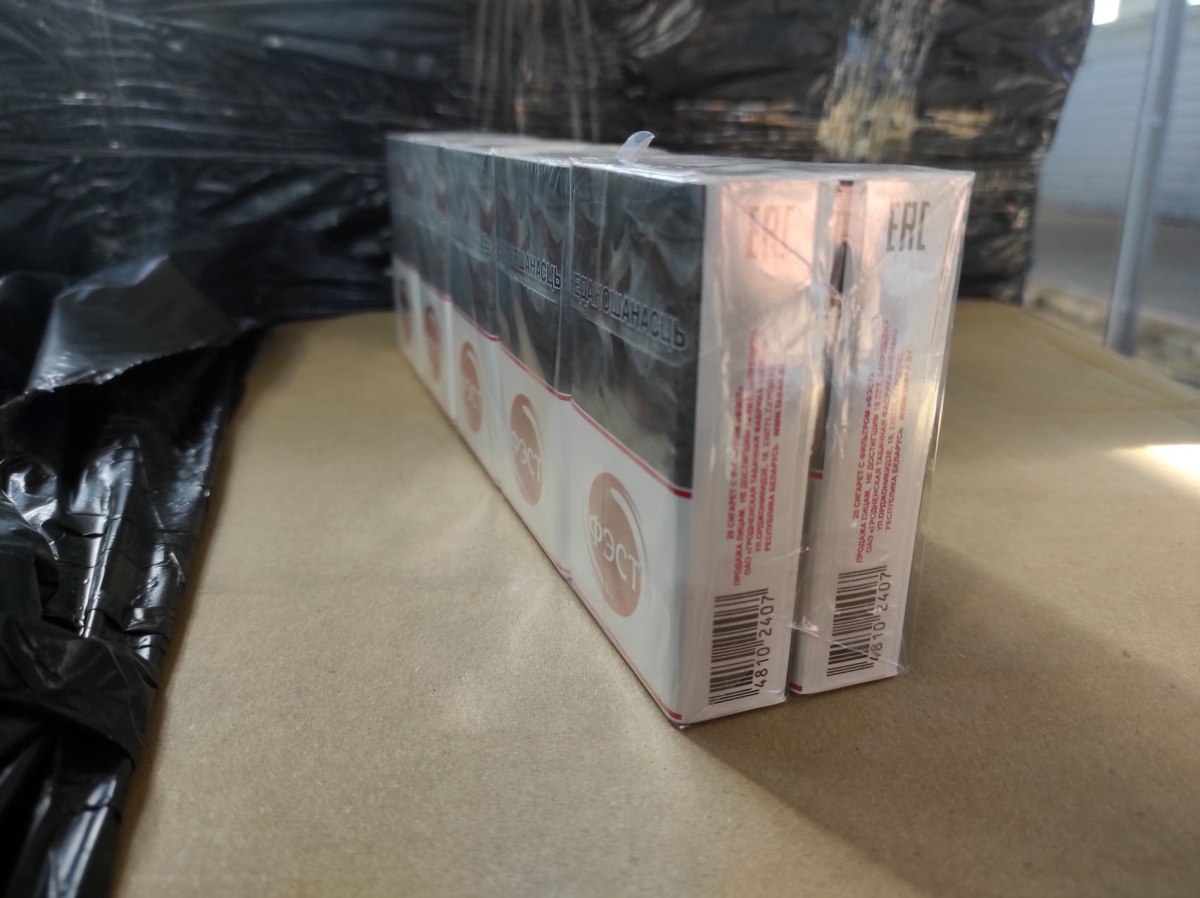 Литовская таможня нашла беларусские сигареты в вагонах с пеллетами