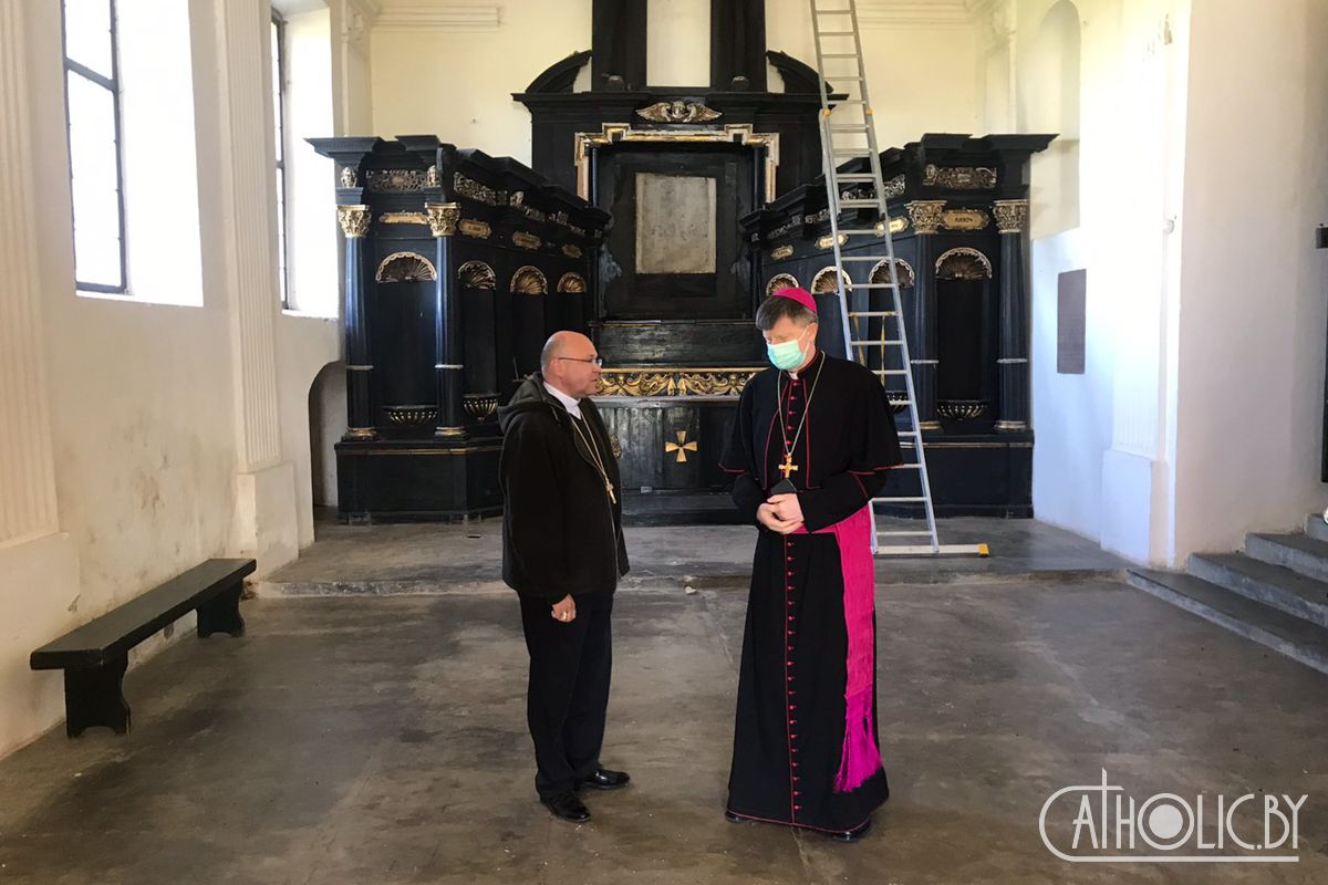 Представитель Папы Римского посетил костел в Будславе после пожара
