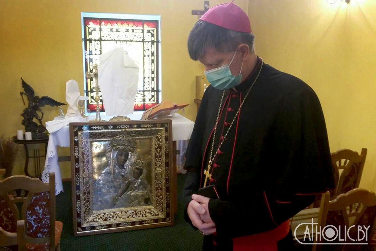 Представитель Папы Римского посетил костел в Будславе после пожара