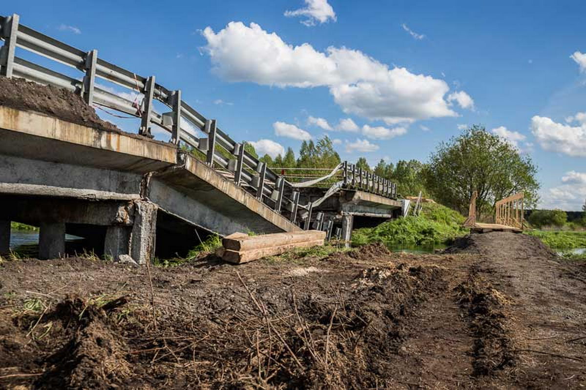 У рухнувшего моста через Рову ведется строительство объездной дороги