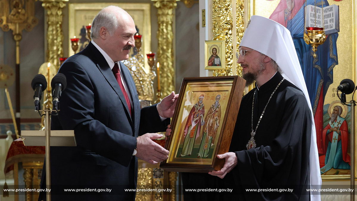 Лукашенко подарил храму в Турове копию Туровского креста