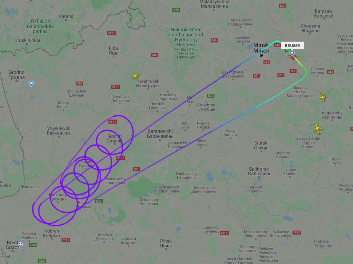 Самолет Минск-Барселона наворачивает круги в Брестской области