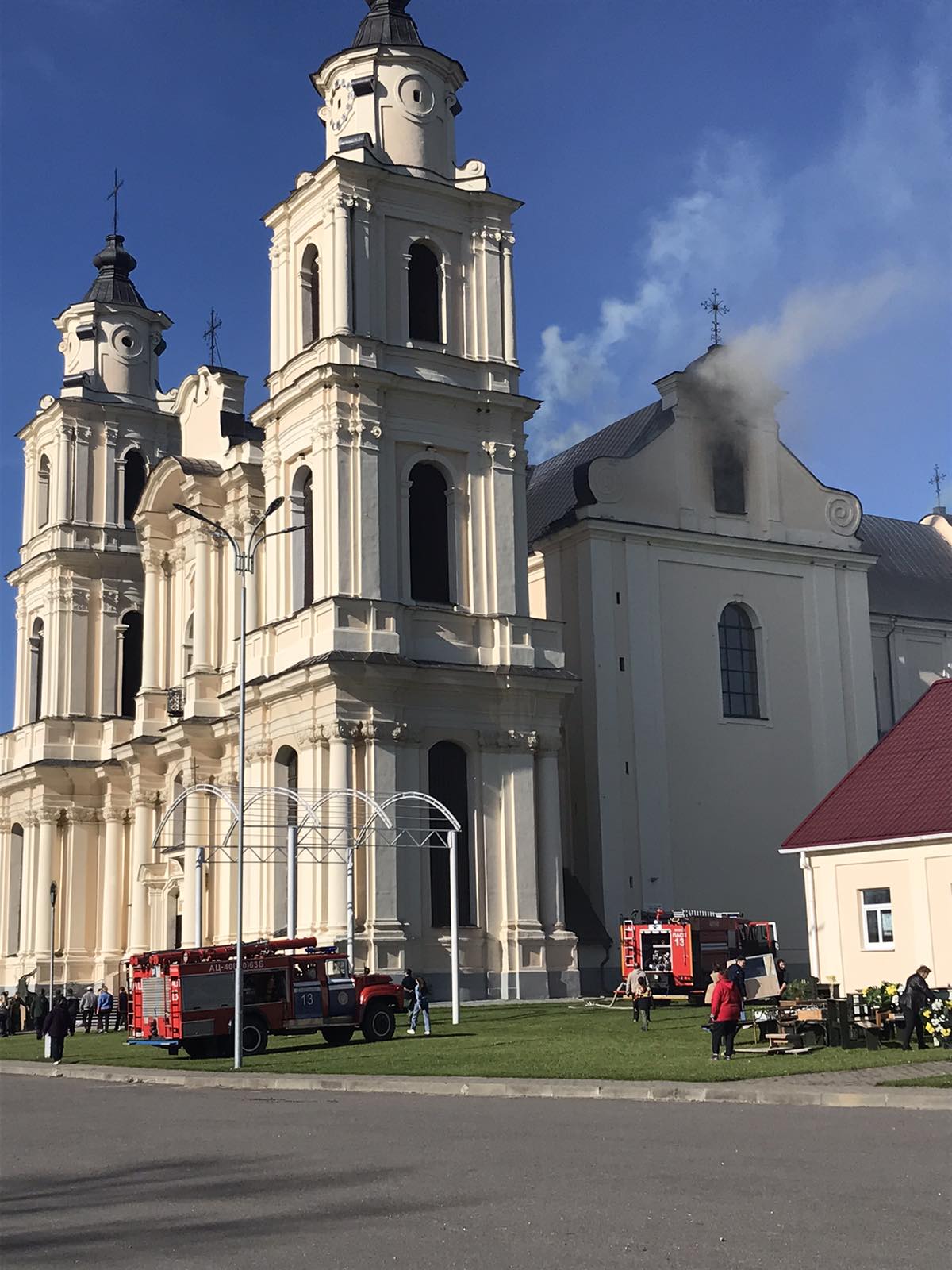 В Будславе загорелся один из самых знаменитых беларусских костелов