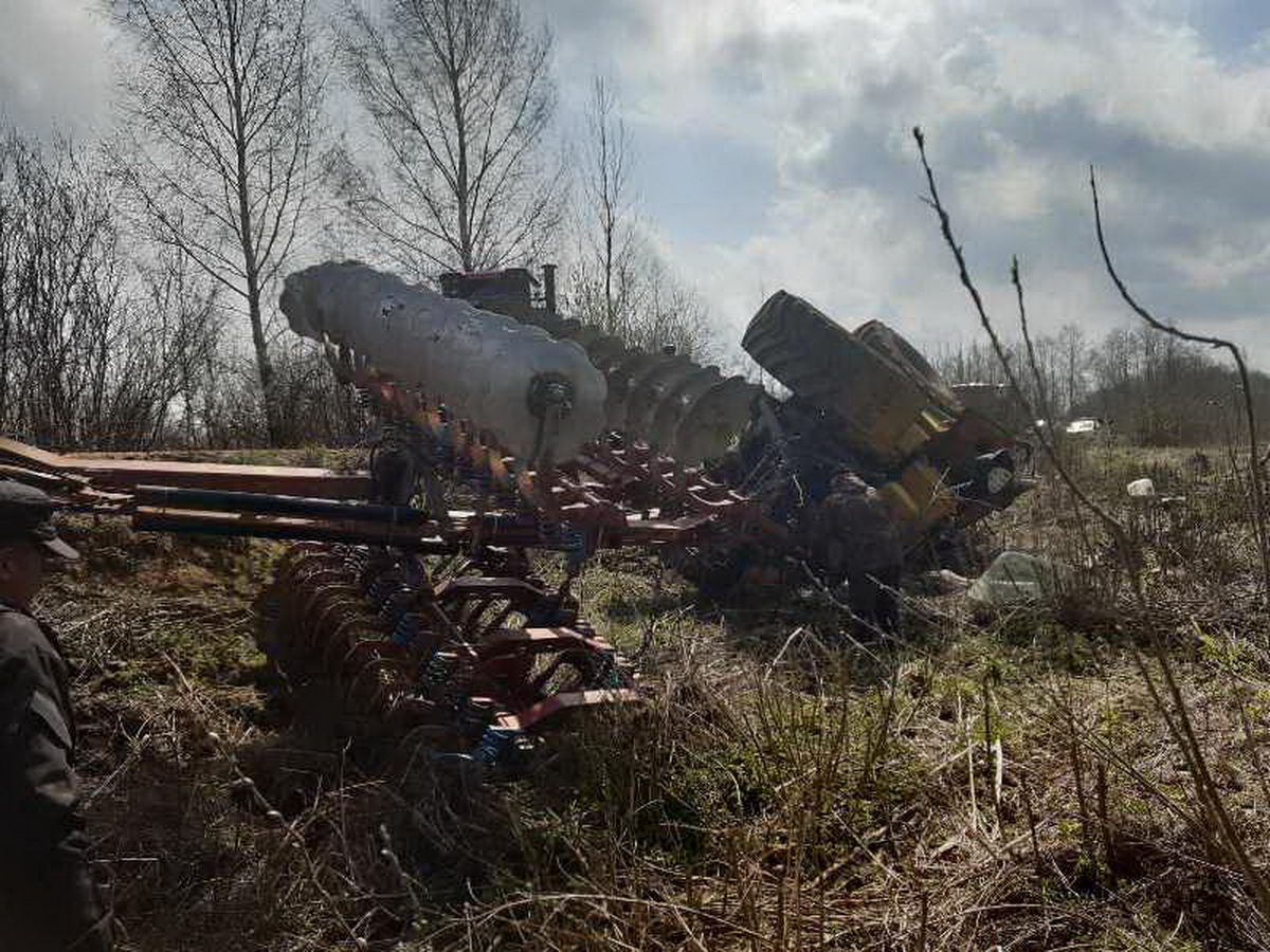 В Глубокском районе спасатели деблокировали водителя «Кировца»