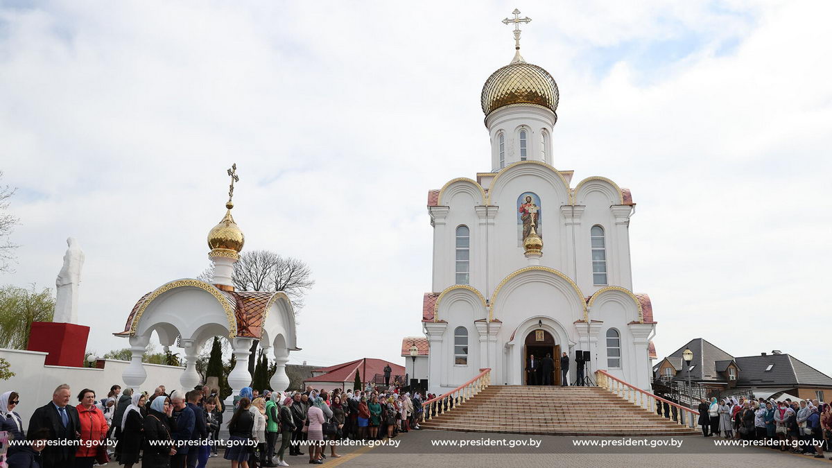 Лукашенко подарил храму в Турове копию Туровского креста