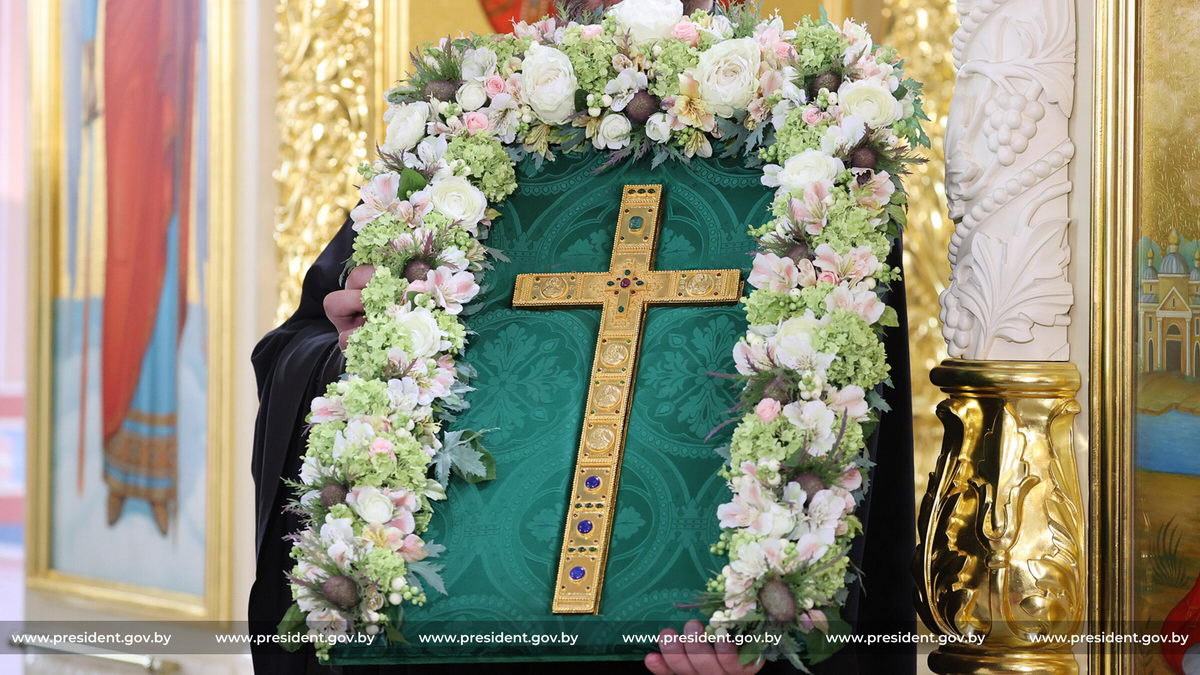 Лукашенко подарил храму в Турове копию Туровского креста