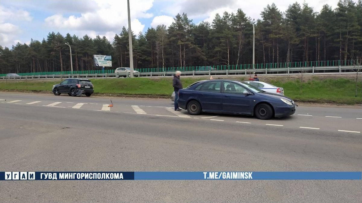 На МКАД столкнулись Subaru и Citroen