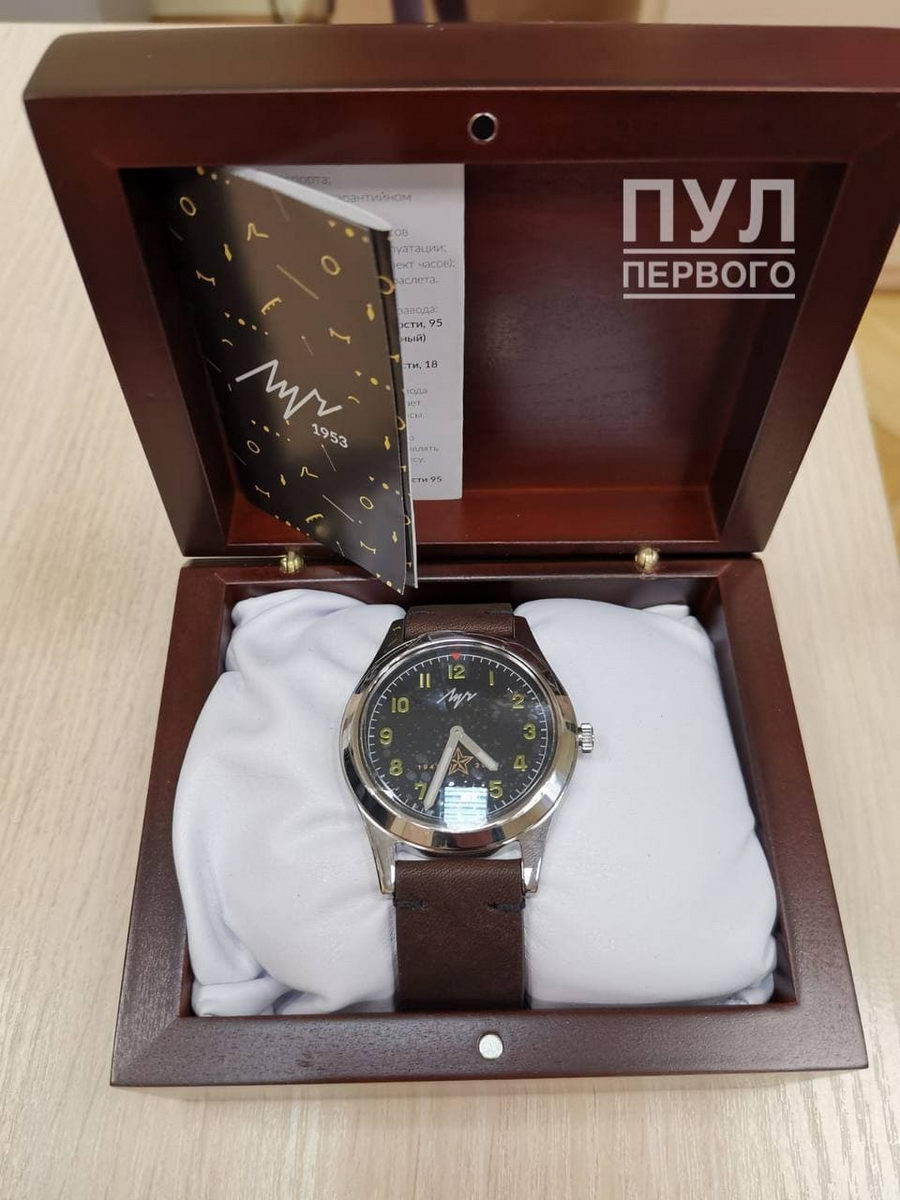 Лукашенко подарил ветеранам часы из коллекции "Штурм Берлина"