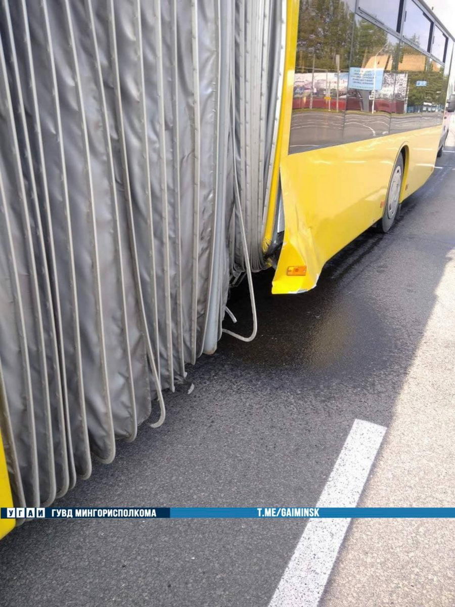 В Минске трамвайная плитка пробила дно автобуса. Пострадал пассажир