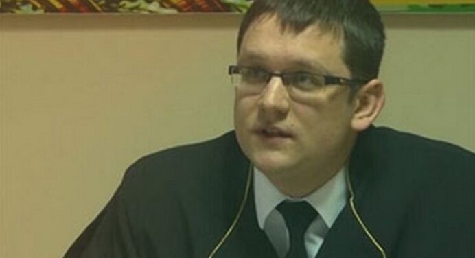 В Пинске пришли к бывшему судье, который отказался судить по 23.34