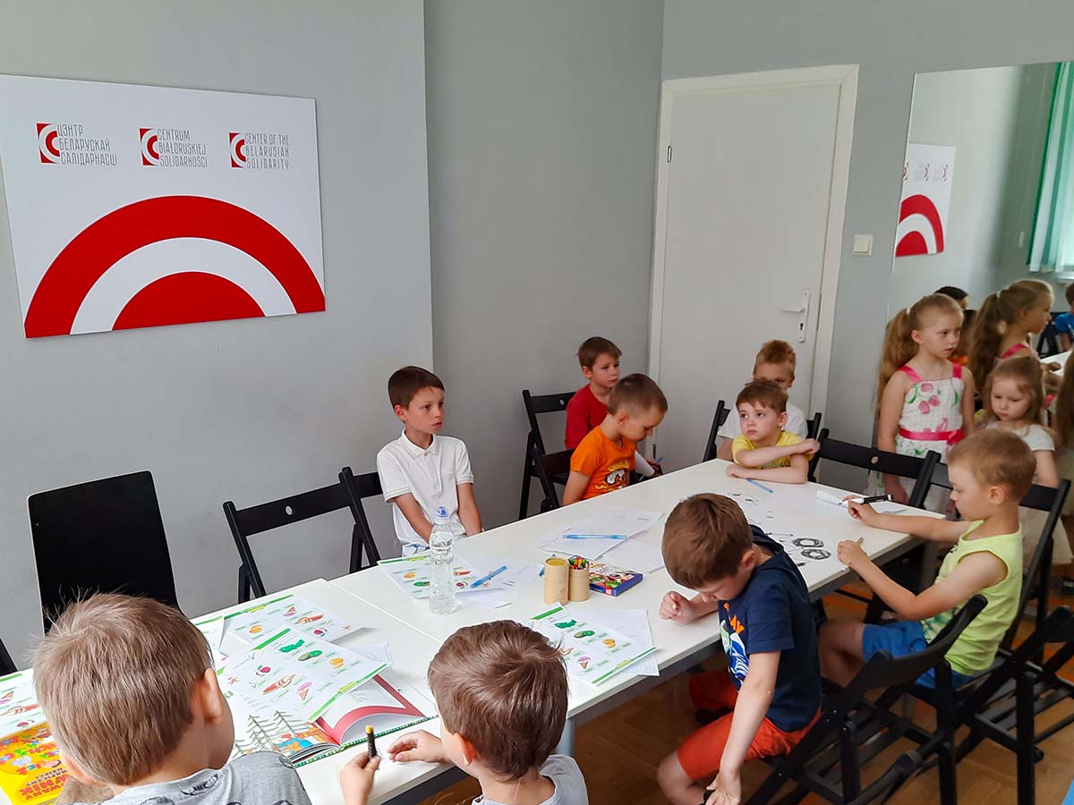 Вице-спикер Сейма Польши посетил школу для детей беларусских беженцев