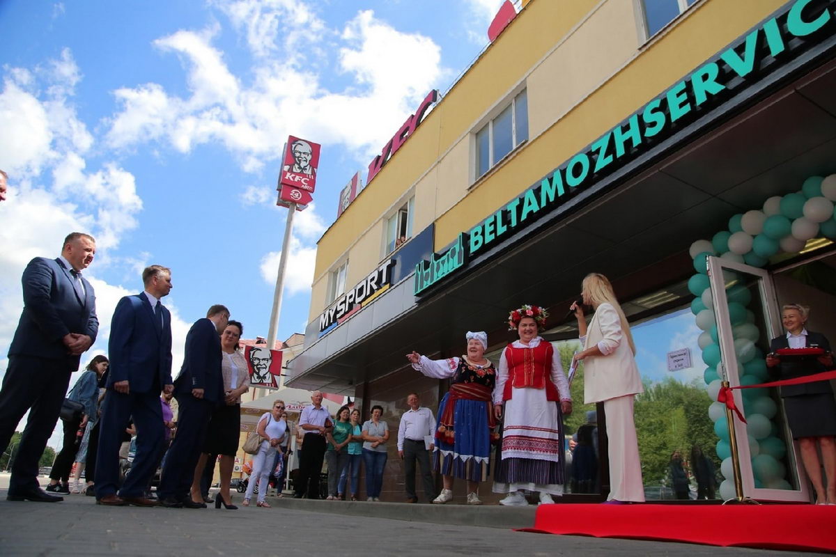 Худрук Купаловского выступила на открытии алкогольного магазина в Молодечно
