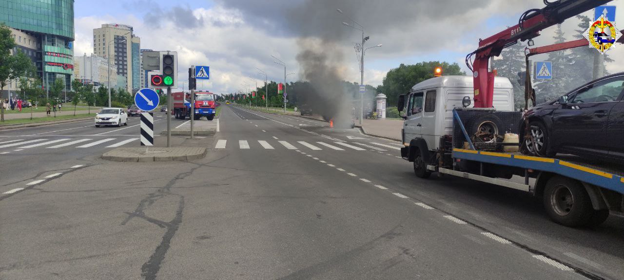Легковушка сгорела на проспекте Победителей в Минске
