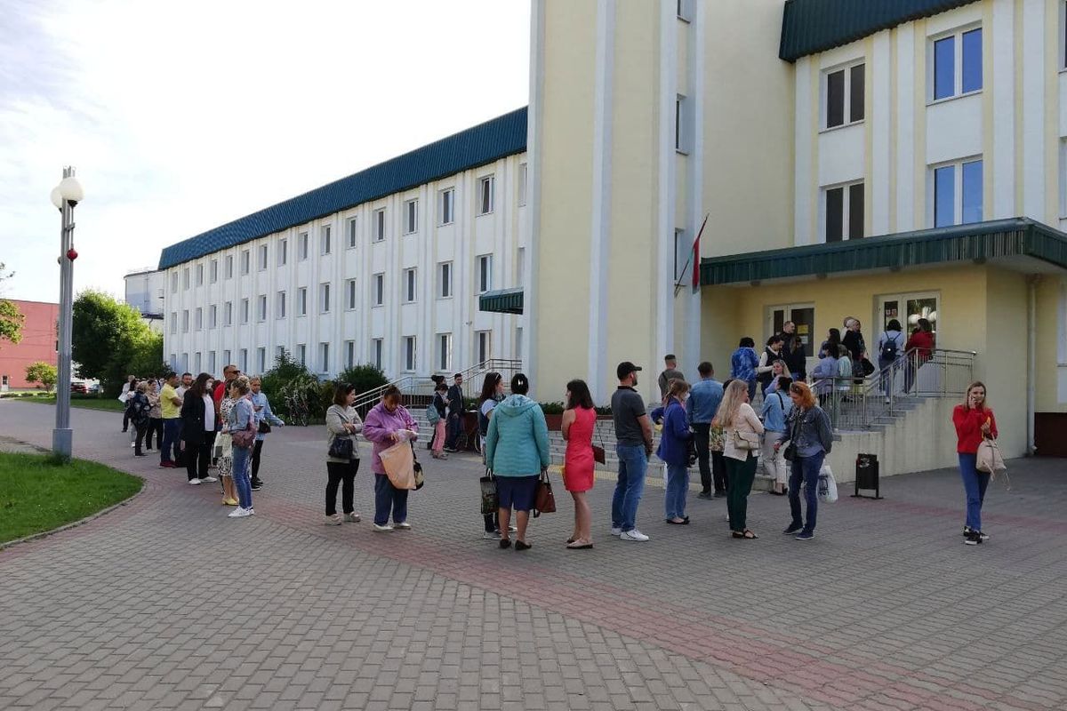 В Барановичах для подачи документов в школу выстроилась гигантская очередь