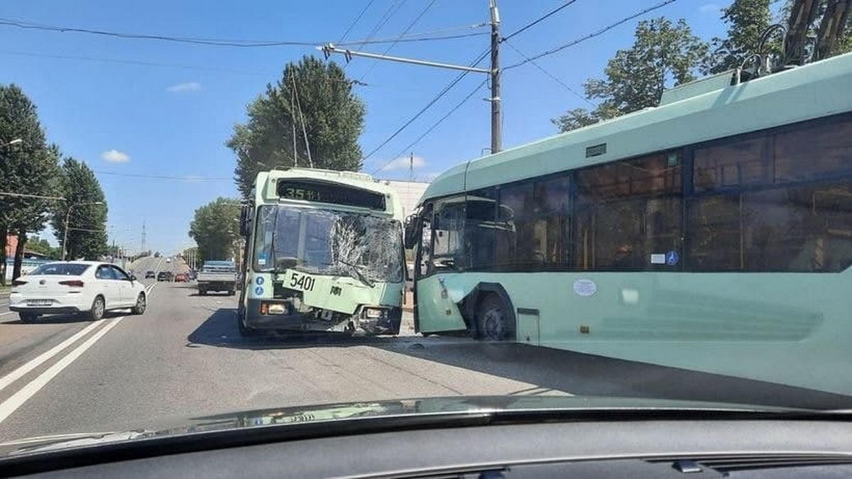 В Минске в лобовую столкнулись два троллейбуса