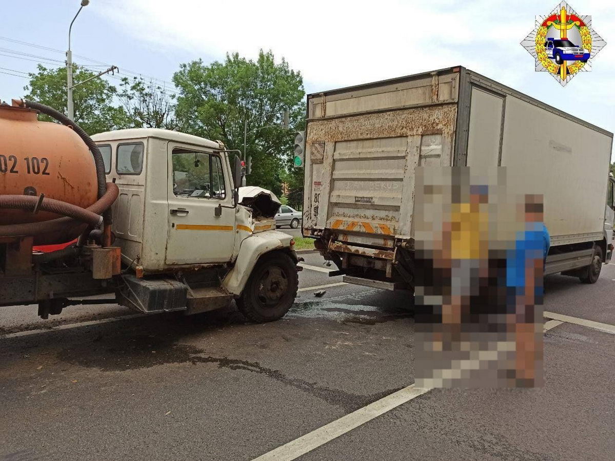 На улице Филимонова столкнулись два грузовика