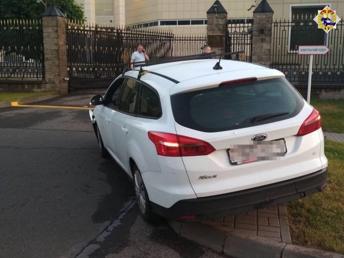 Ford протаранил ворота посольства России в Минске