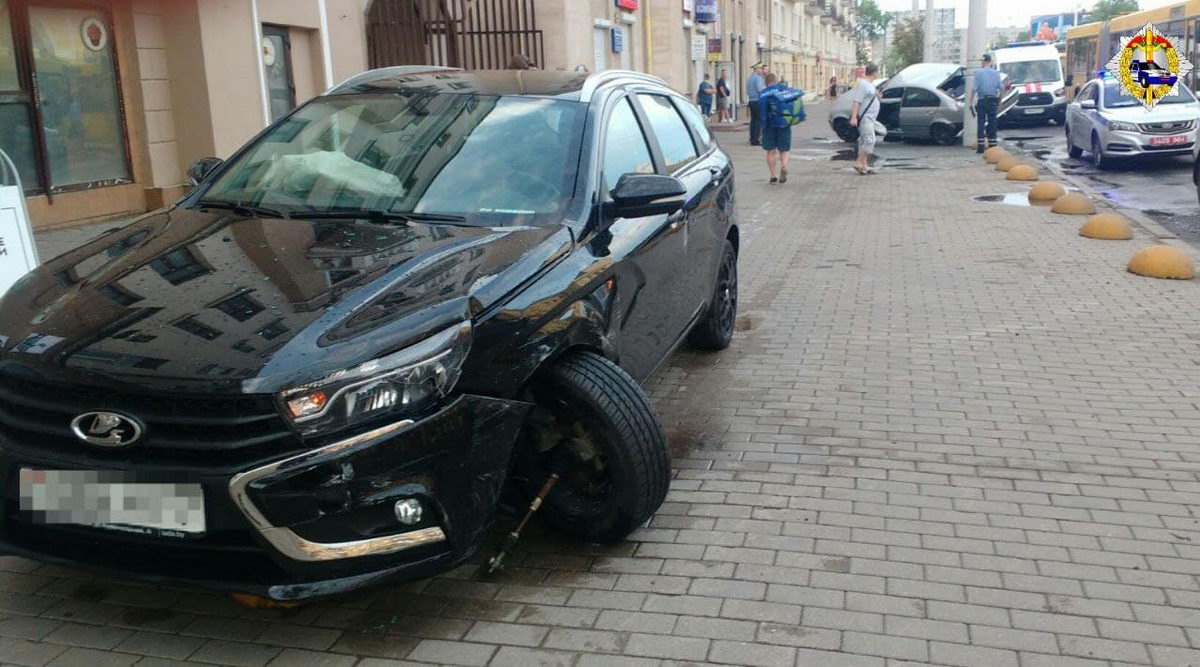 Три авто вылетели на тротуар в Минске в результате аварии
