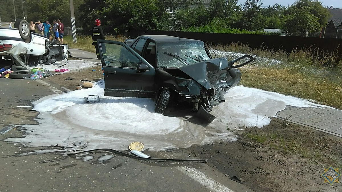 В Осиповичах авто легло на крышу в результате аварии