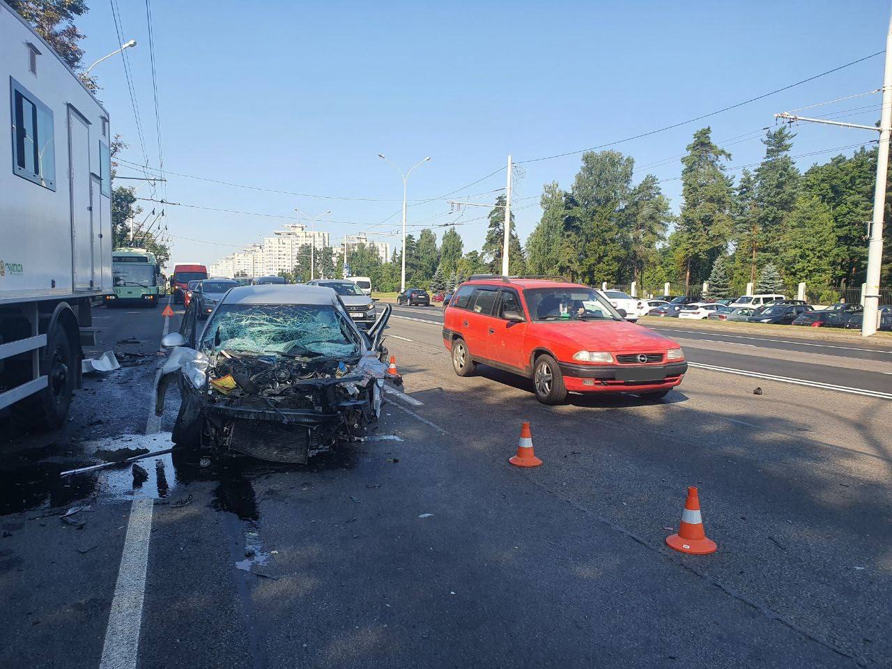 Десять автомобилей столкнулись на проспекте Независимости в Минске