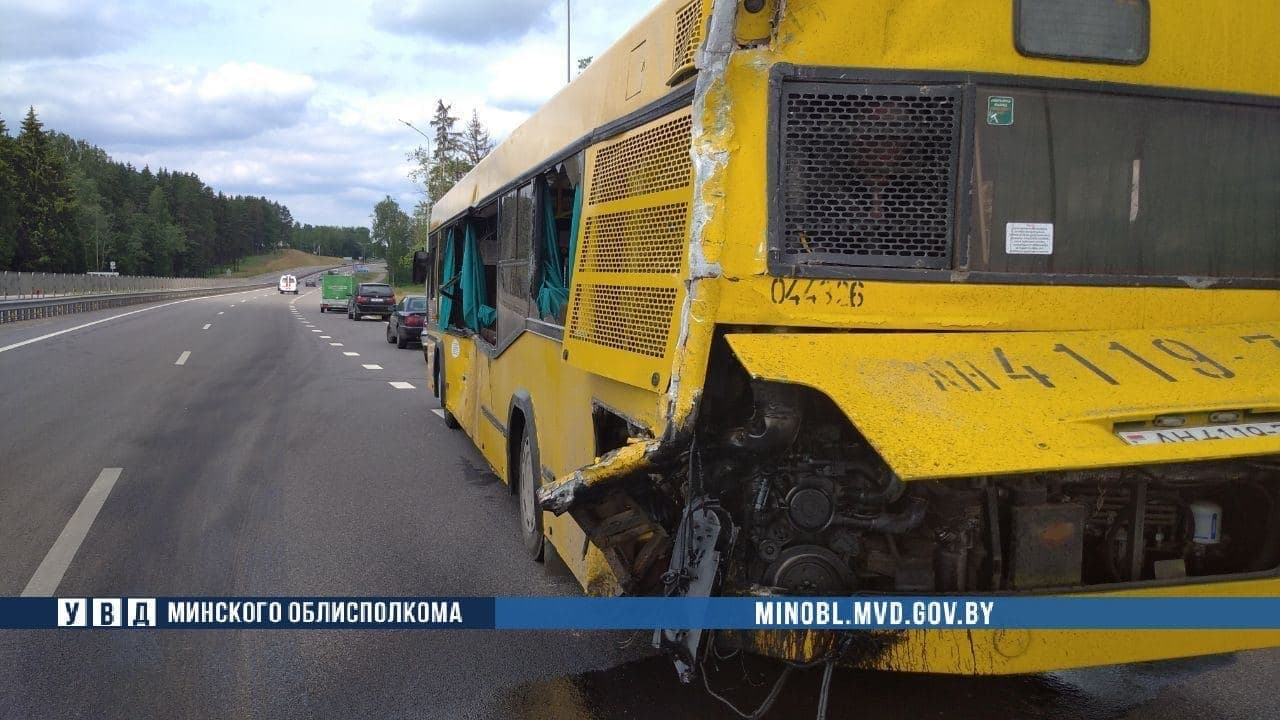 Под Минском бетономешалка столкнулась с автобусом: 8 человек в больнице