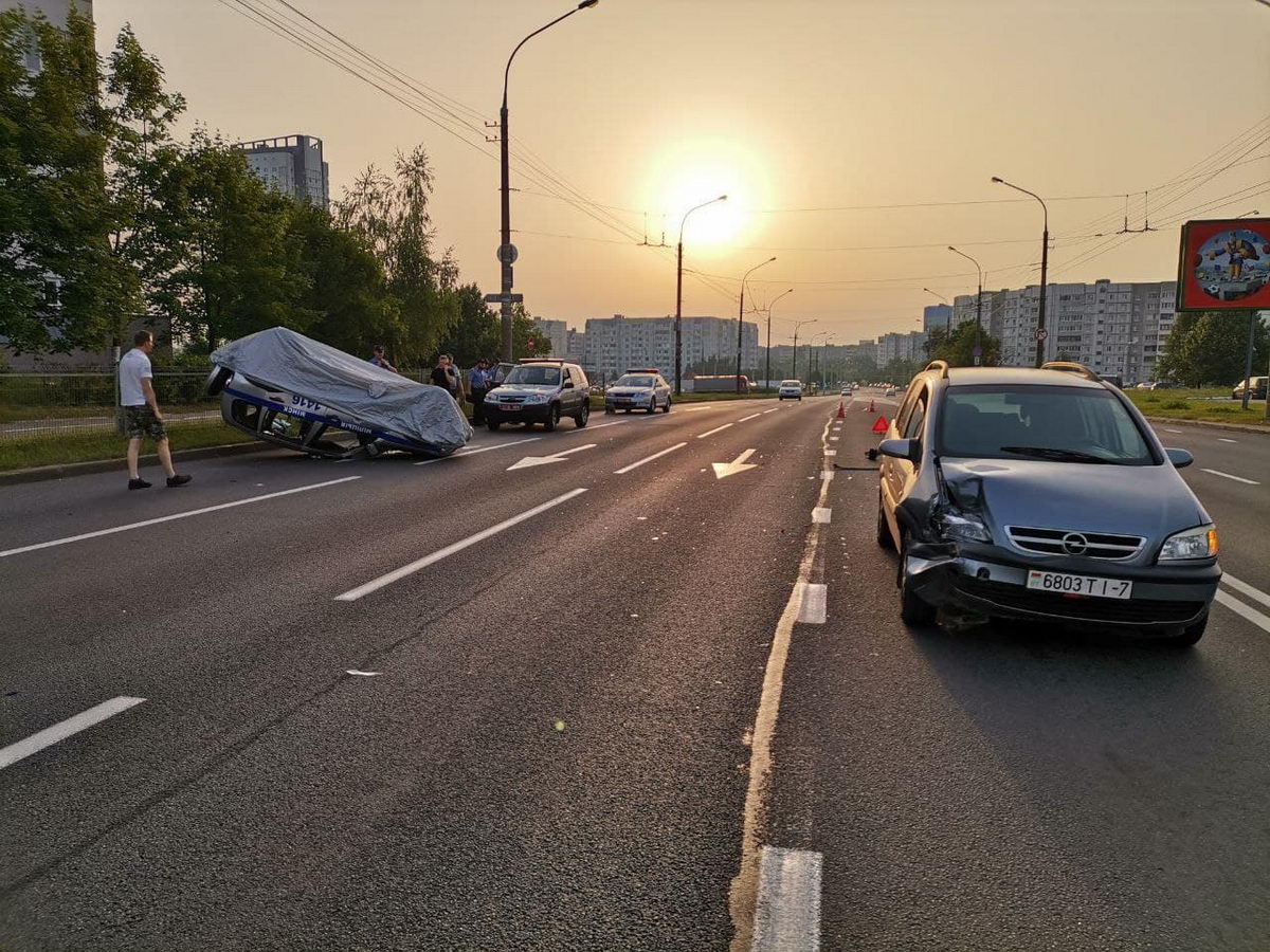 В Минске авто милиции опрокинулось на крышу после ДТП