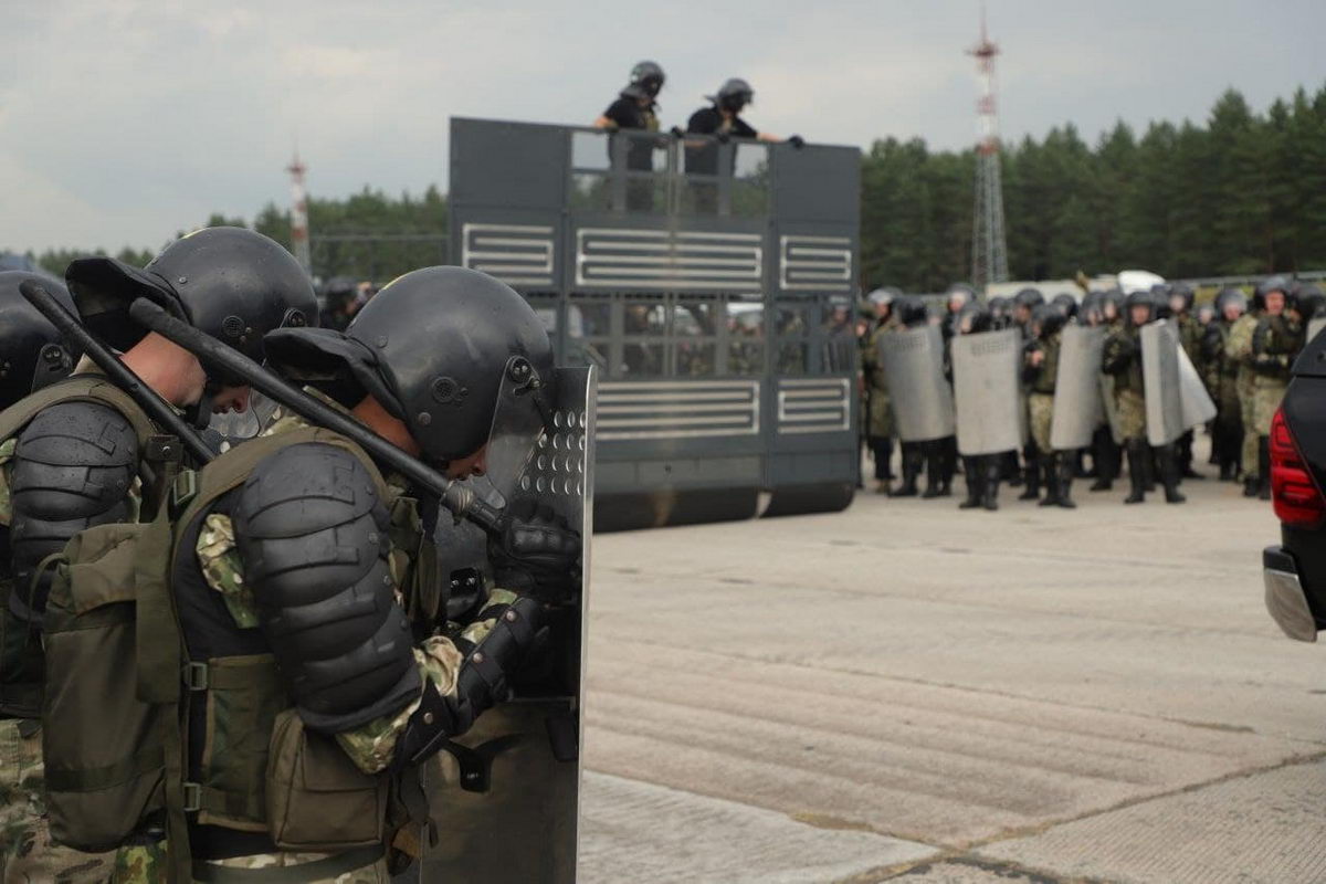 В Беларуси проходят учения по пресечению беспорядков - фотофакт