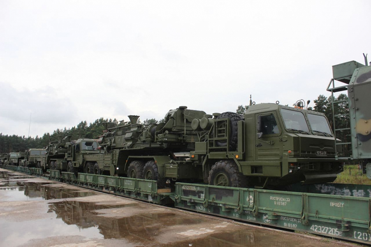 В Гродно прибыли подразделения зенитных ракетных войск РФ
