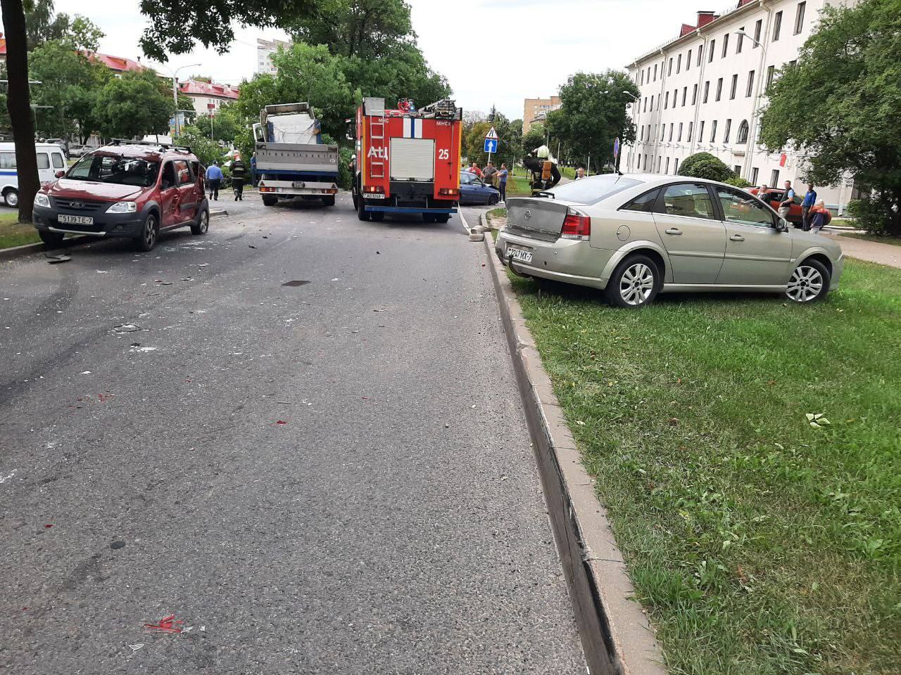 В Минске грузовик без водителя повредил четыре машины