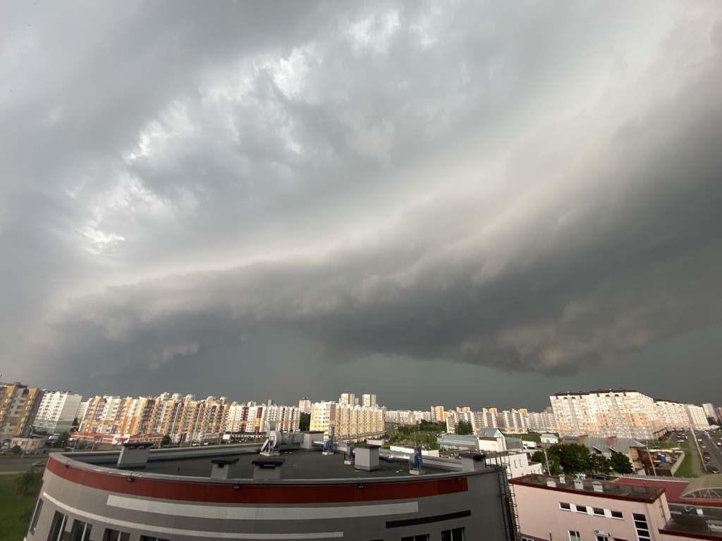 На Минск обрушился мощный ливень с сильным ветром