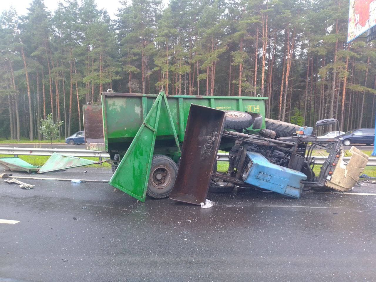 Авария с трактором на МКАД собрала пятикилометровую пробку